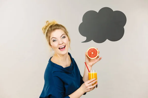 Glückliche Frau mit frischem Orangensaft — Stockfoto