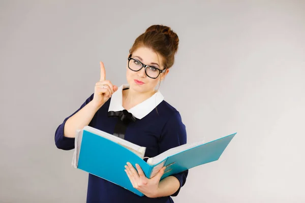 Mujer de negocios positiva feliz celebración de carpeta con documentos — Foto de Stock