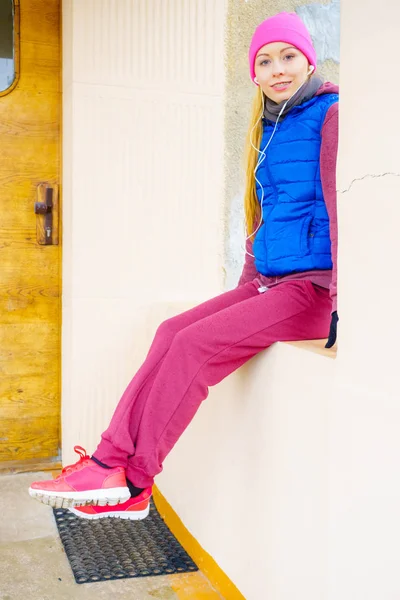 Vrouw het dragen van warme sportkleding ontspannen na de uitoefening van — Stockfoto