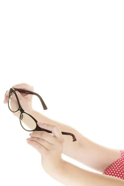 Manos de mujer sosteniendo gafas negras retro — Foto de Stock