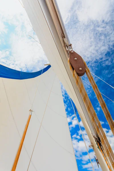 Gedetailleerde close-up van zeil op zeilboot — Stockfoto