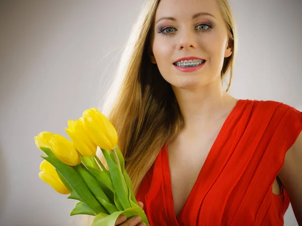 Mujer bonita con tulipanes amarillos — Foto de Stock