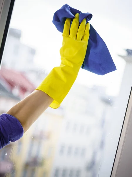 Personne utilisant un chiffon pour nettoyer le verre de fenêtre — Photo