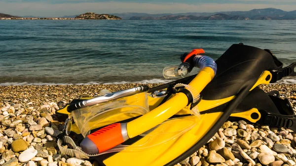 Aletas y tubo de snorkel en la orilla del mar — Foto de Stock