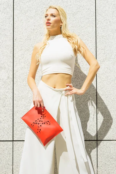 Moda mujer traje blanco con bolso rojo —  Fotos de Stock