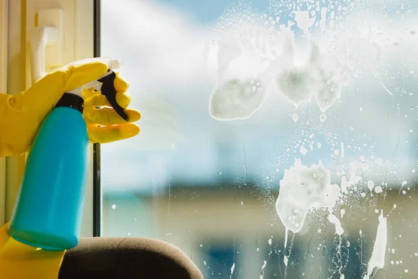 在家里用洗涤剂擦窗户 — 图库照片