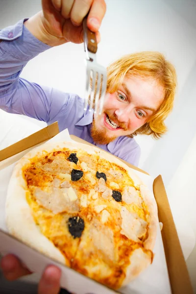 Mann isst Pizza, hat Spaß. — Stockfoto