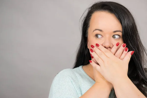 Chockad kvinna täcker sin mun med handen — Stockfoto