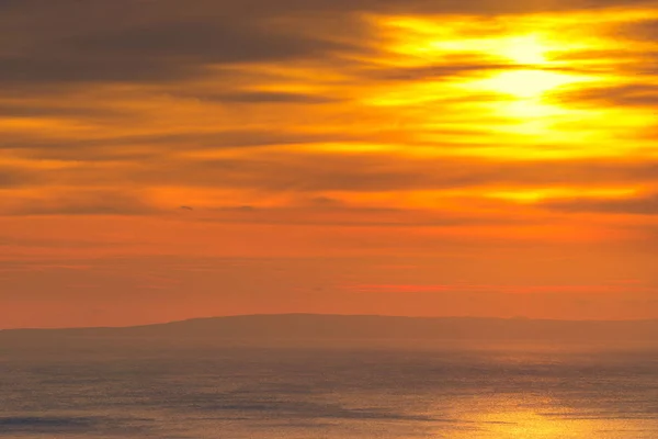 Coucher ou lever de soleil sur la surface de la mer — Photo