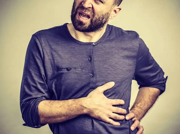 Άνθρωπος που έχει στομαχόπονο ή πλευρά πόνου. — Φωτογραφία Αρχείου