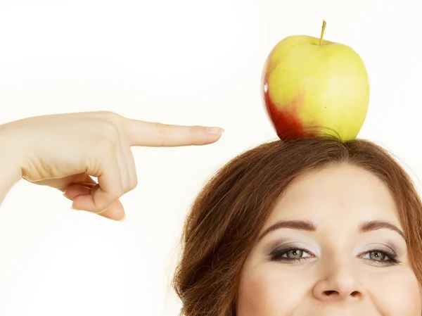 Kvinna rolig tjej håller på huvudet apple frukt — Stockfoto