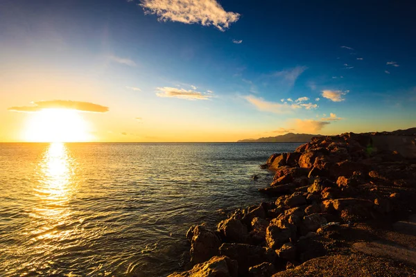 Mare vicino alla costa rocciosa — Foto Stock