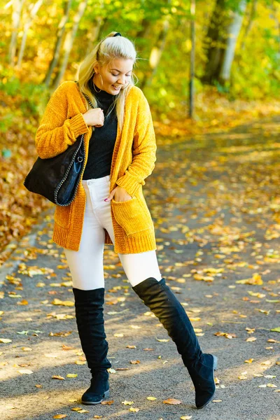 Woman wearing orange autumn cardigan outdoor — Stock Photo, Image