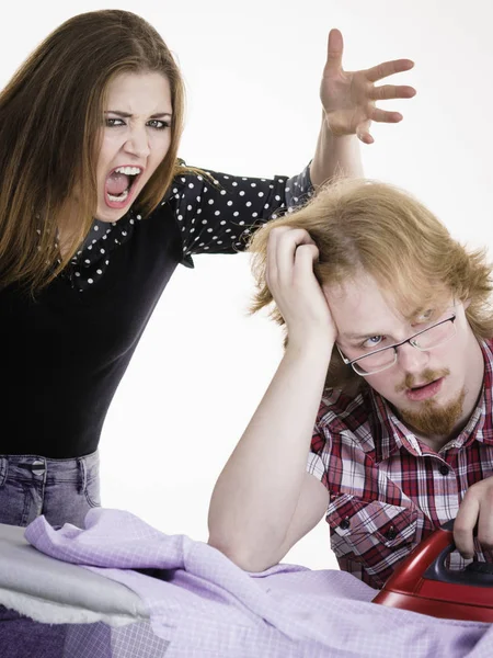 Paar streitet ums Bügeln — Stockfoto