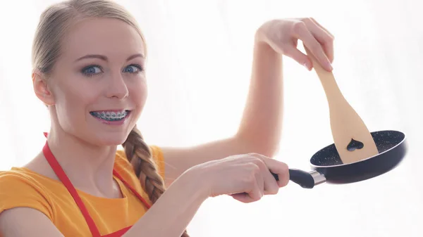 Mujer sosteniendo utensilios de cocina — Foto de Stock