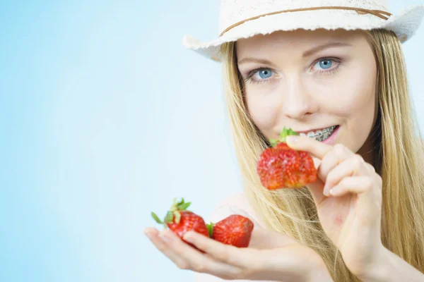 新鲜草莓的年轻妇女 — 图库照片
