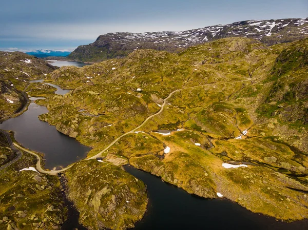 Havadan görünümü. Yol ve göller Norveç dağlarında — Stok fotoğraf