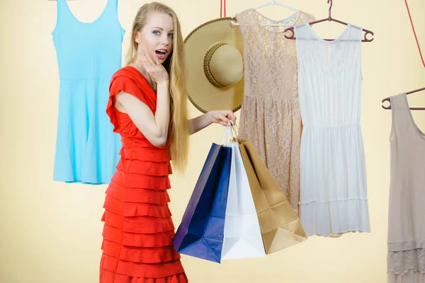 Mujer en tienda recogiendo traje de verano — Foto de Stock