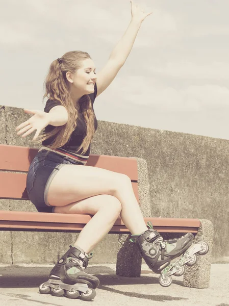 Chica alegre con patines —  Fotos de Stock