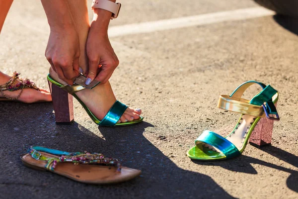 Девушки меняют обувь . — стоковое фото