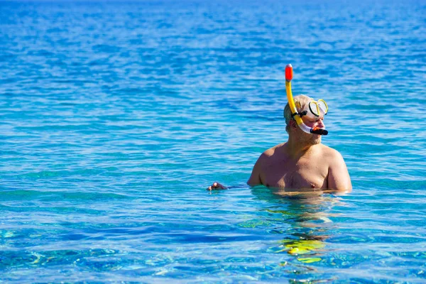 Hombre con tubo de snorkel en el mar — Foto de Stock