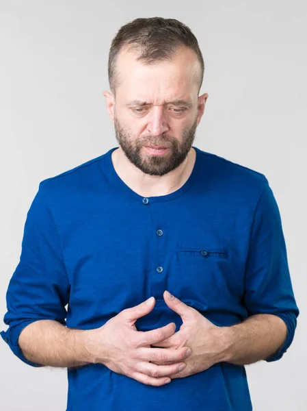 Hombre sintiendo dolor de estómago — Foto de Stock