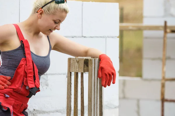 Femme travaillant avec des palettes sur le chantier — Photo