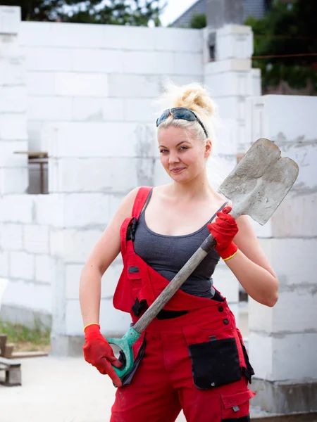 Osoba, která používá lopatu na staveništi — Stock fotografie