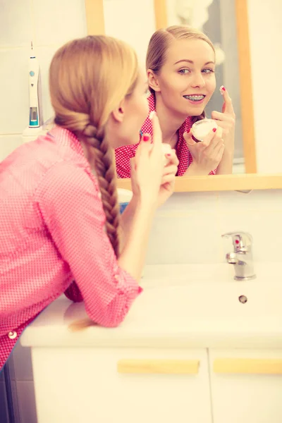 Nő alkalmazása hidratáló arckrém. Bőrápoló. — Stock Fotó
