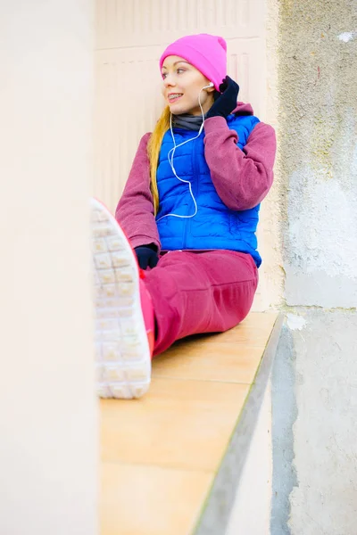 Mulher vestindo roupas esportivas quentes relaxante após o exercício — Fotografia de Stock