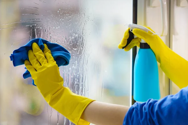Guante limpiador de manos trapo de ventana y spray —  Fotos de Stock