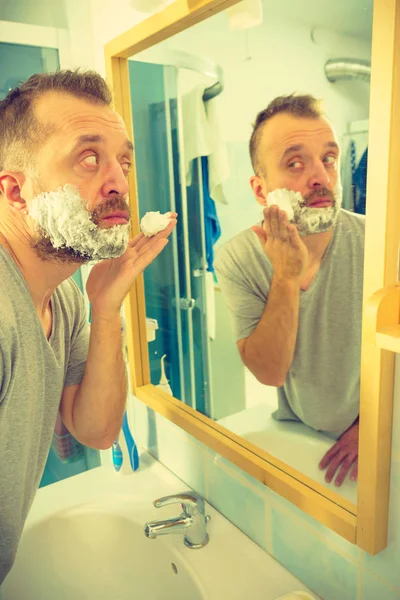 Guy rasant sa barbe dans la salle de bain — Photo
