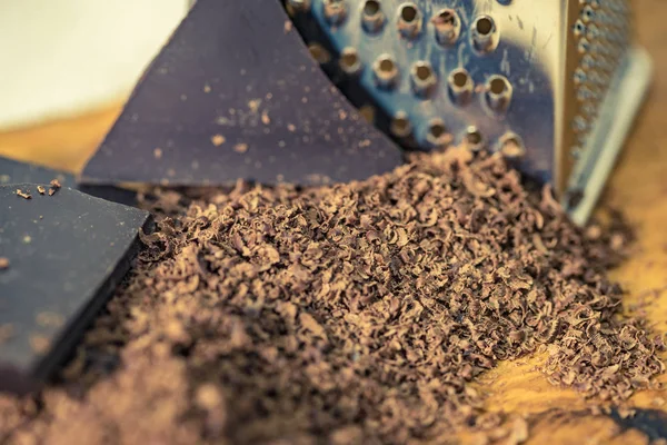 Ralador e ralado de chocolate closeup — Fotografia de Stock