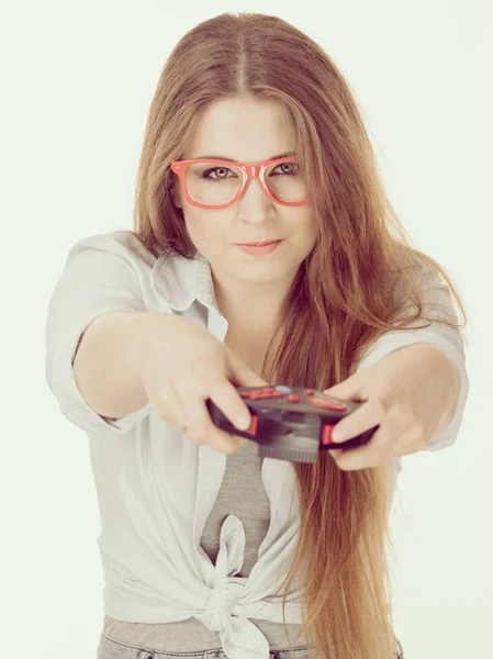 Gamer femme tenant pad de jeu — Photo