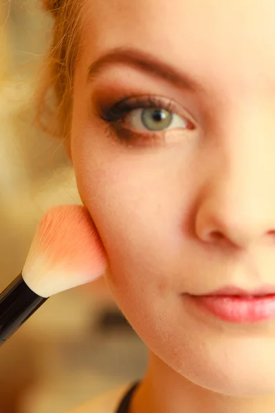 Fechar a mulher ficando maquiagem, blush — Fotografia de Stock
