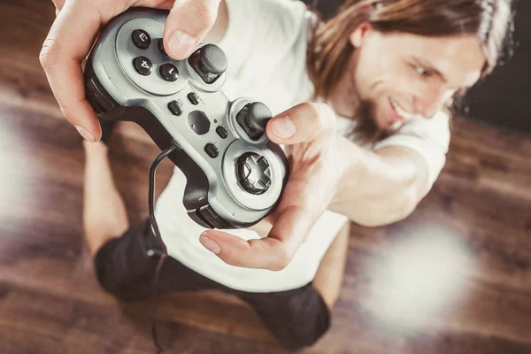 Homem feliz jogando jogos — Fotografia de Stock