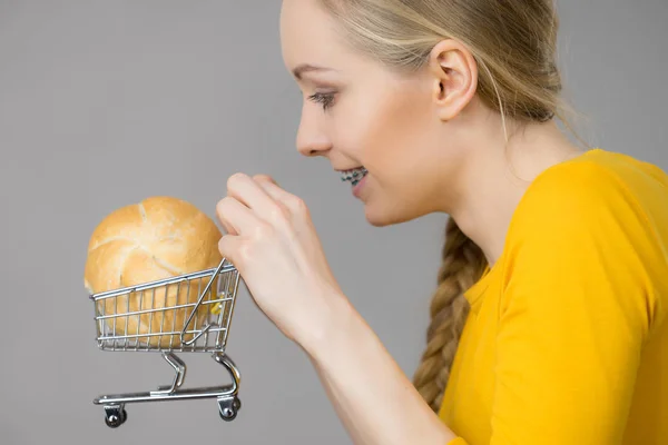 Kobieta trzyma koszyka z chleba — Zdjęcie stockowe