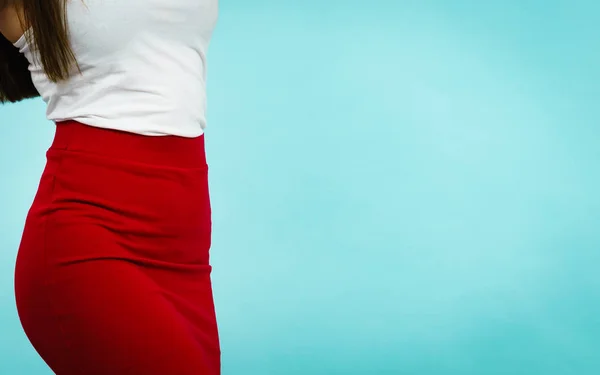 赤い形のスカートの衣装を提示する女性 — ストック写真