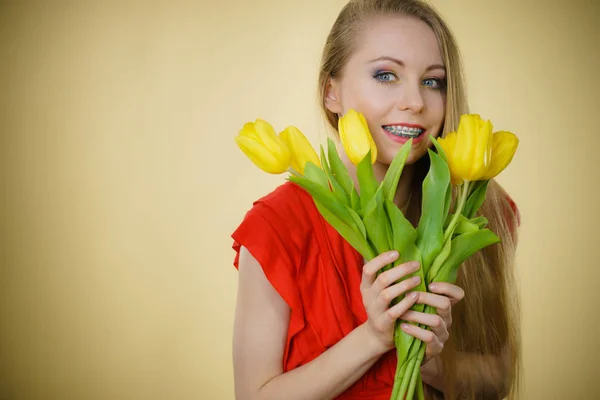 Bella donna con mazzo tulipani gialli — Foto Stock