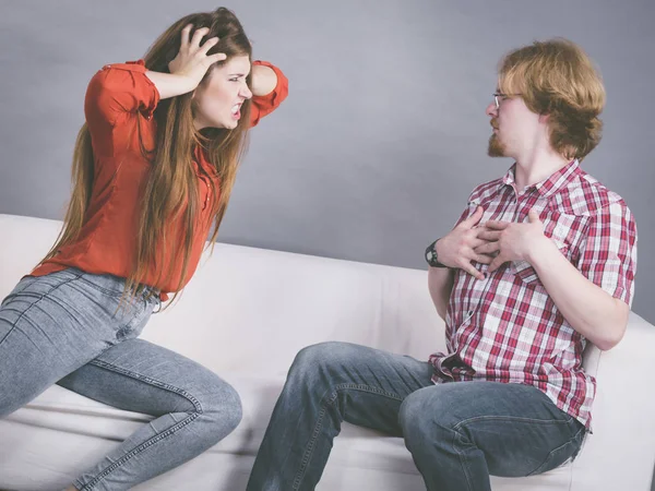 Man en vrouw hebben van strijd — Stockfoto