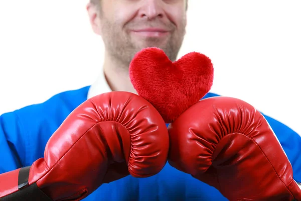 Mann mit Boxhandschuhen hält Herz — Stockfoto