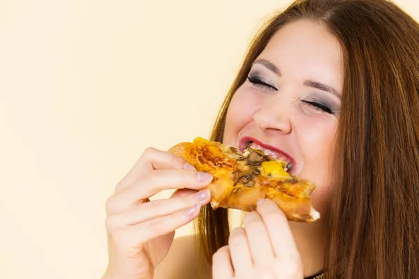 Donna che mangia pizza calda fetta — Foto Stock