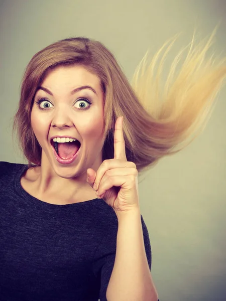 Retrato de mujer rubia feliz sonriendo con alegría —  Fotos de Stock