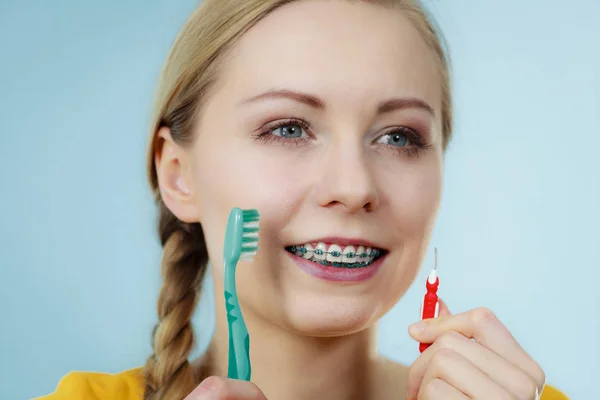 İnterdental ve geleneksel fırça kullanarak diş diş telleri ile kız — Stok fotoğraf