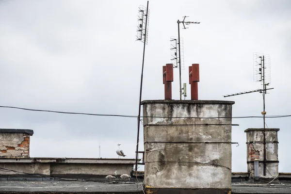 Dach mit Antennen und Kaminen — Stockfoto