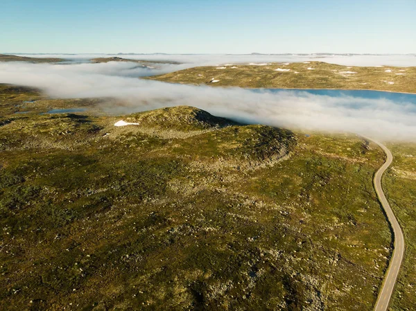 Silniční přejezd náhorní plošině Hardangervidda, Norsko. Letecký pohled. — Stock fotografie
