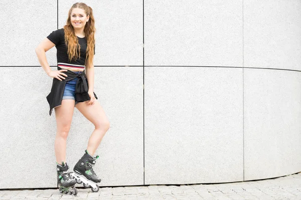 롤러스케이트를 타는 젊은 여자 — 스톡 사진