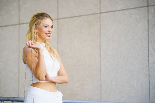 Woman wearing crop top and culottes — Stock Photo, Image