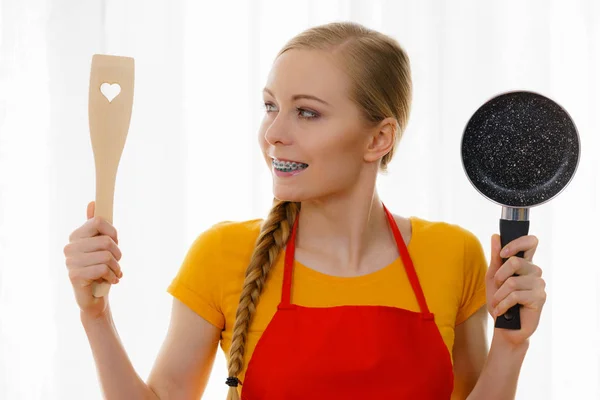 Женщина держит сковородку и лопатку — стоковое фото
