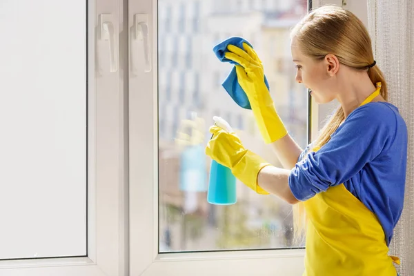 Mujer ventana de limpieza en casa —  Fotos de Stock